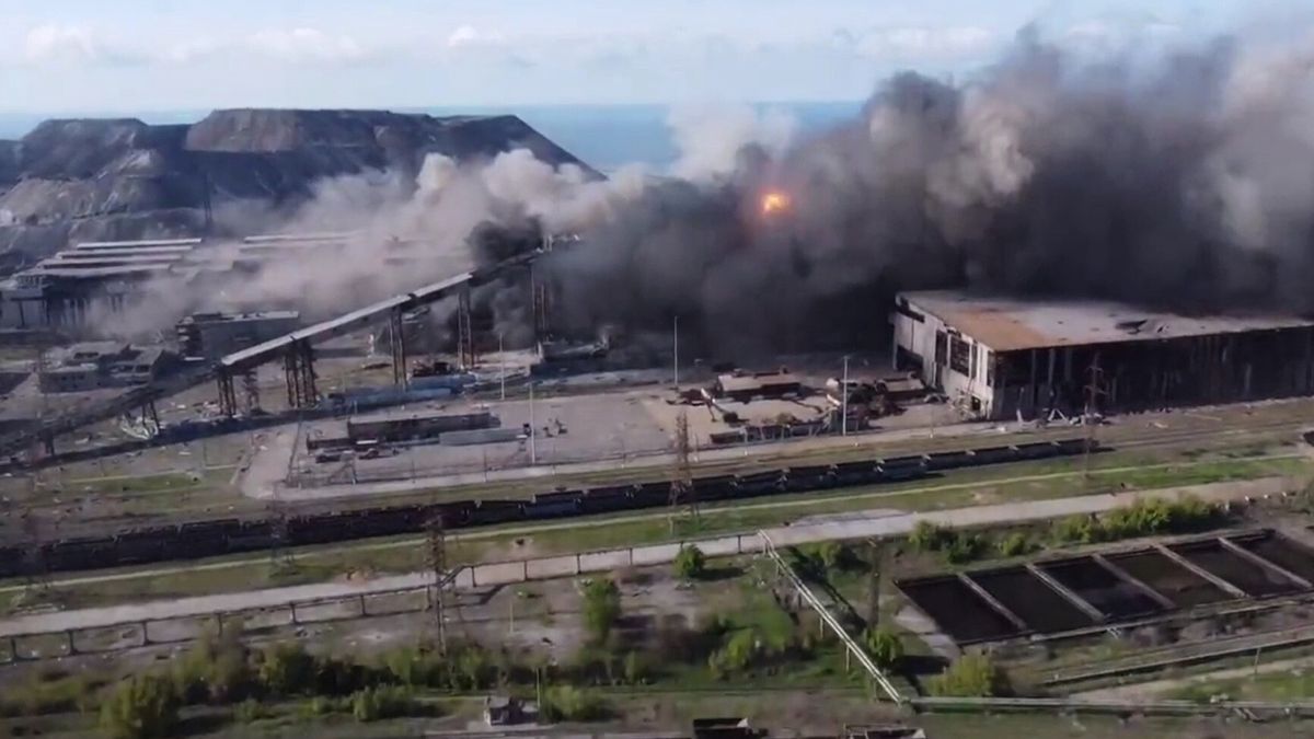 Walki na terenie zakładów Azowstal w Mariupolu 