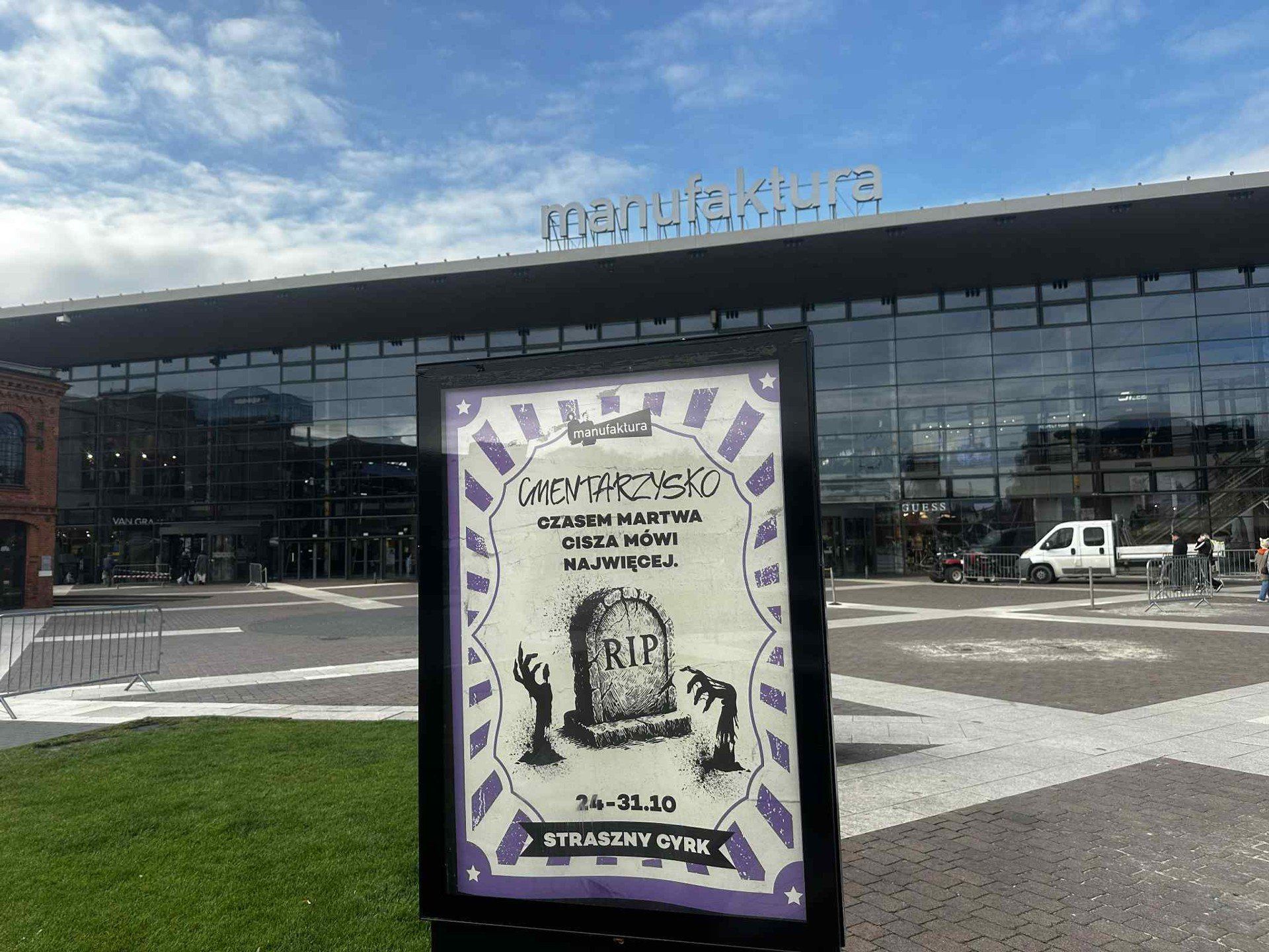 straszny cyrk na rynku manufaktury
