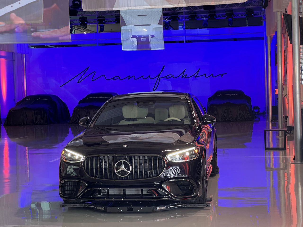 Mercedes auf einem autonomen Wagen in der Montagelinie im Manufaktur Studio