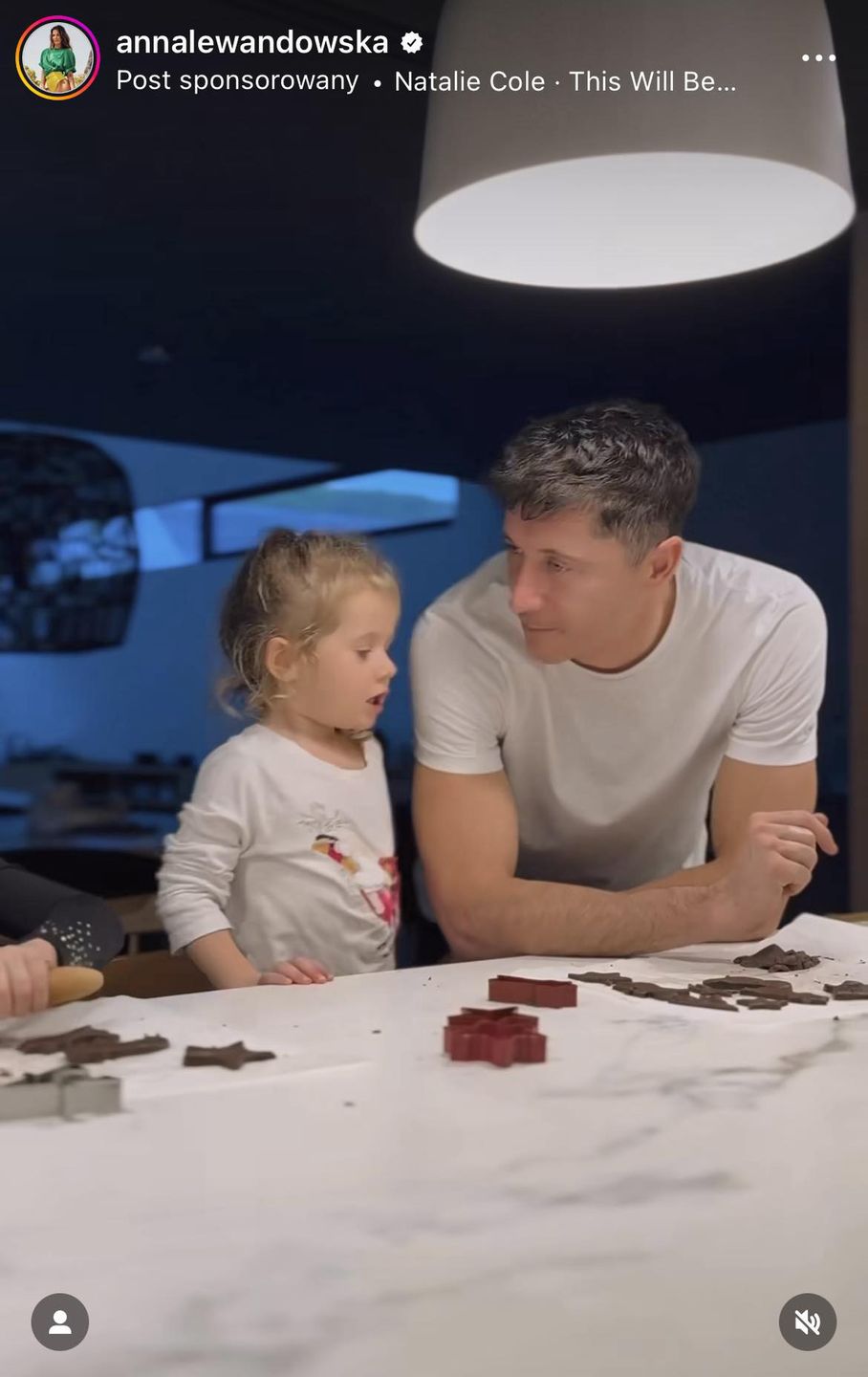 Lewandowscy pieką ciasteczka z Klarą i Laurą