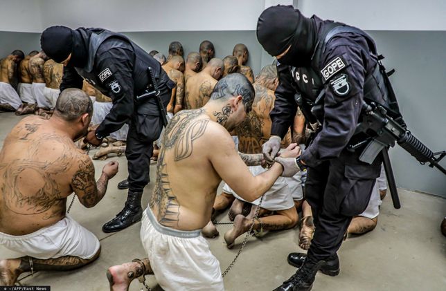 Transport więźniów do nowego największego więzienia obu Ameryk
