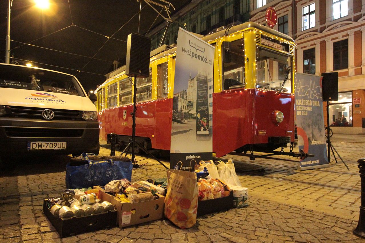 Wrocław. Tramwaj pod operą. MPK zbiera żywność dla potrzebujących