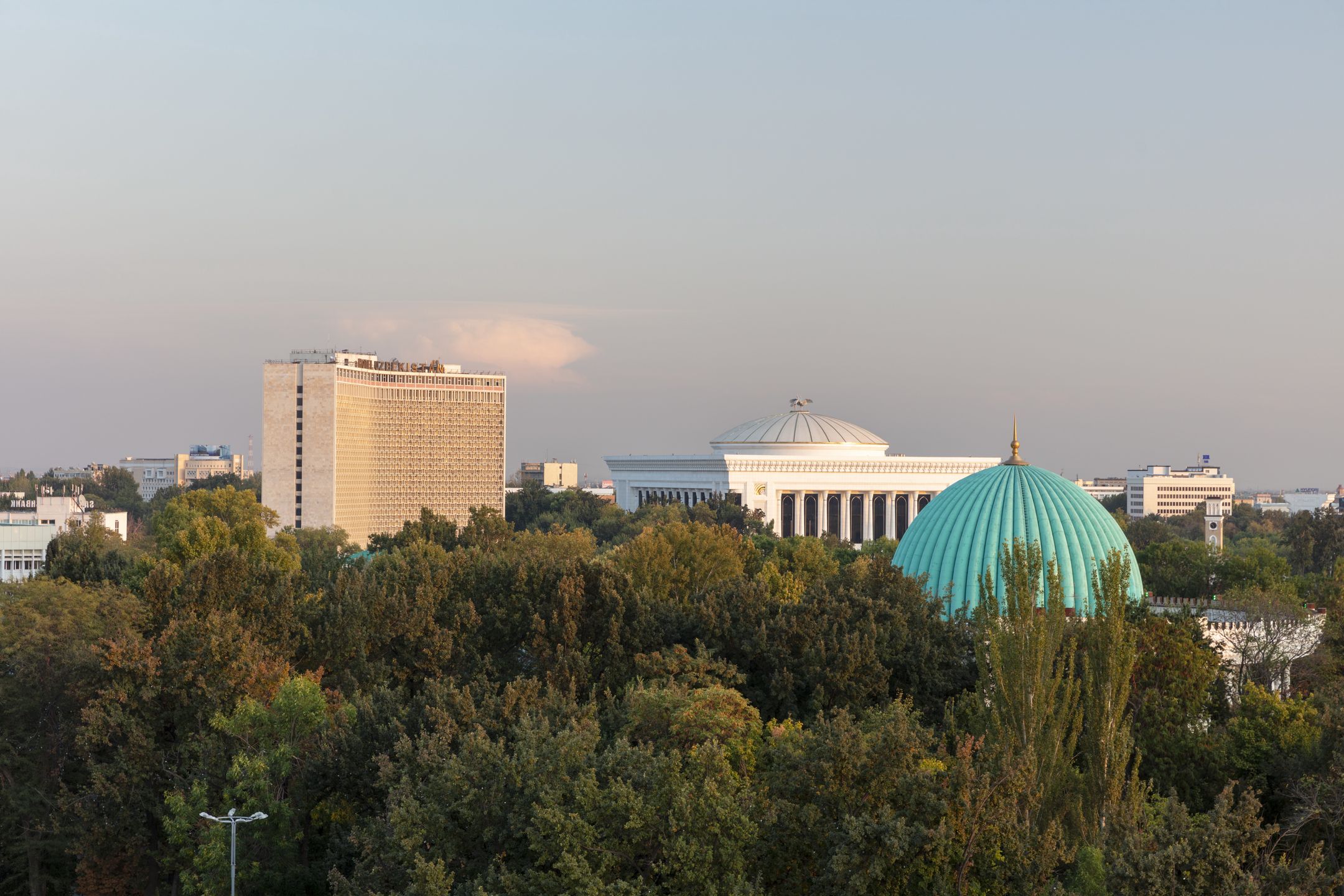 Po lewej stronie widoczny Hotel Uzbekistan z charakterystyczną fasadą