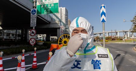 Konsekwencje polityki "zero COVID-19": Chiny masowo budują szpitale polowe