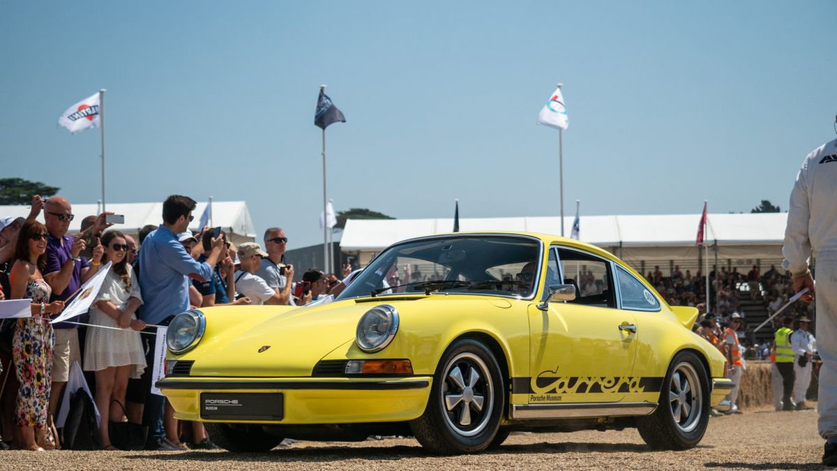 Są supersamochody, są topowe porsche, ale jest Carrera RS 2.7, która zawsze staje się gwiazdą, gdziekolwiek się pojawi