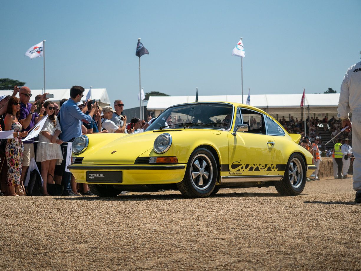 Są supersamochody, są topowe porsche, ale jest Carrera RS 2.7, która zawsze staje się gwiazdą, gdziekolwiek się pojawi