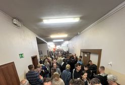 Tłumy głosujących po godzinie 18. "Stałam cztery godziny".