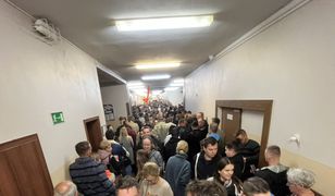 Tłumy głosujących po godzinie 18. "Stałam cztery godziny".