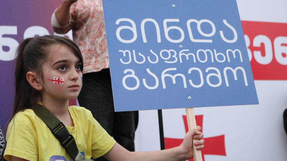 W demonstracjach w Tbilisi i w Batumi uczestniczyły tysiące Gruzinów. Są rozgoryczeni, że Unia Europejska postawiła kilka warunków, które trzeba spełnić, by państwo mogło zyskać status kandydata
