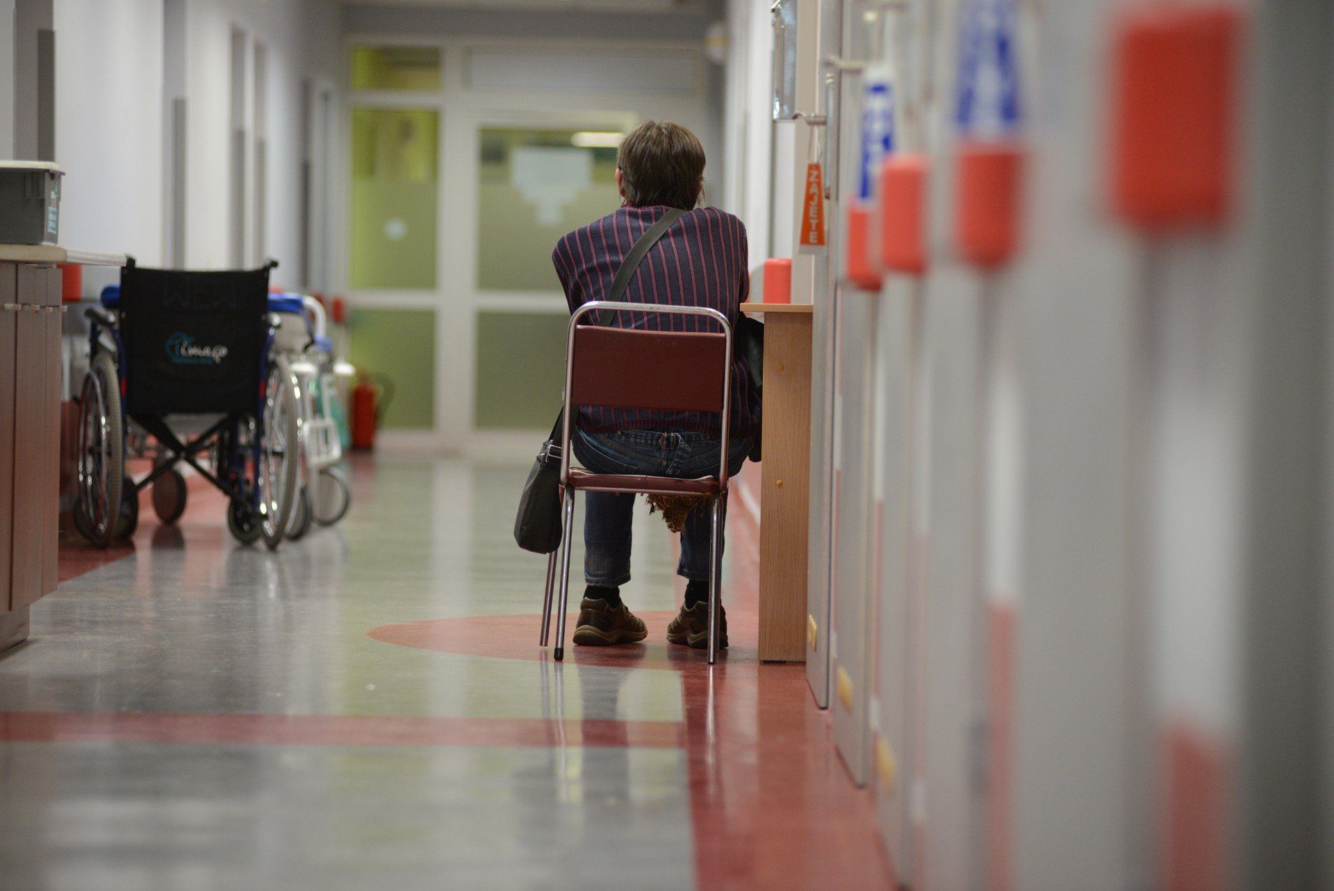  Pacjent trafił do szpitala na operację rzepki w kolanie. Pozostawiony w pęcherzu fragment cewnika doprowadził do kamicy. 