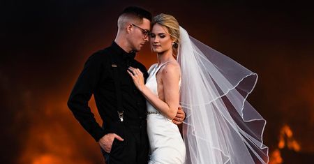 Zdjęcie ślubne na tle pożaru podbija internet. Jest mistrzowskie!