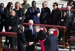 Biden przyłapany. Tak "bawił się" na pogrzebie Franciszka