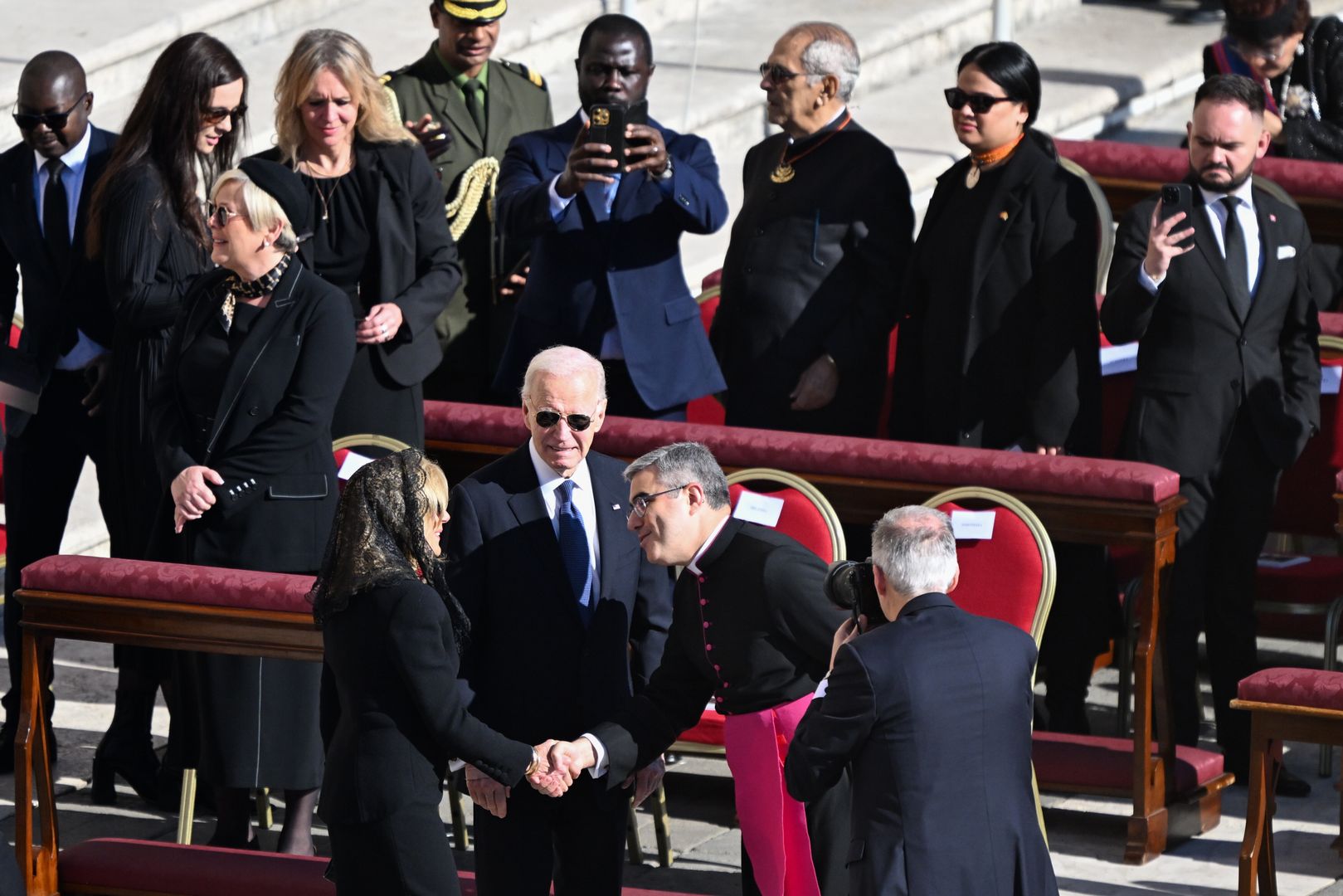 Biden przyłapany. Tak "bawił się" na pogrzebie Franciszka