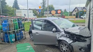 Groźny wypadek na stacji paliw. 82-latek uderzył w butle z gazem i paczkomat
