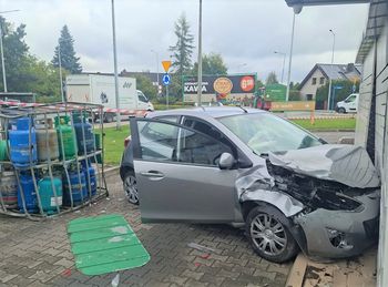 Groźny wypadek na stacji paliw. 82-latek uderzył w butle z gazem i paczkomat