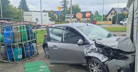 Groźny wypadek na stacji paliw. 82-latek uderzył w butle z gazem i paczkomat