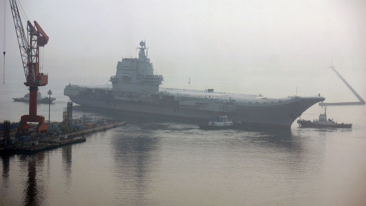 Pierwszy z chińskich lotniskowców podczas prób morskich