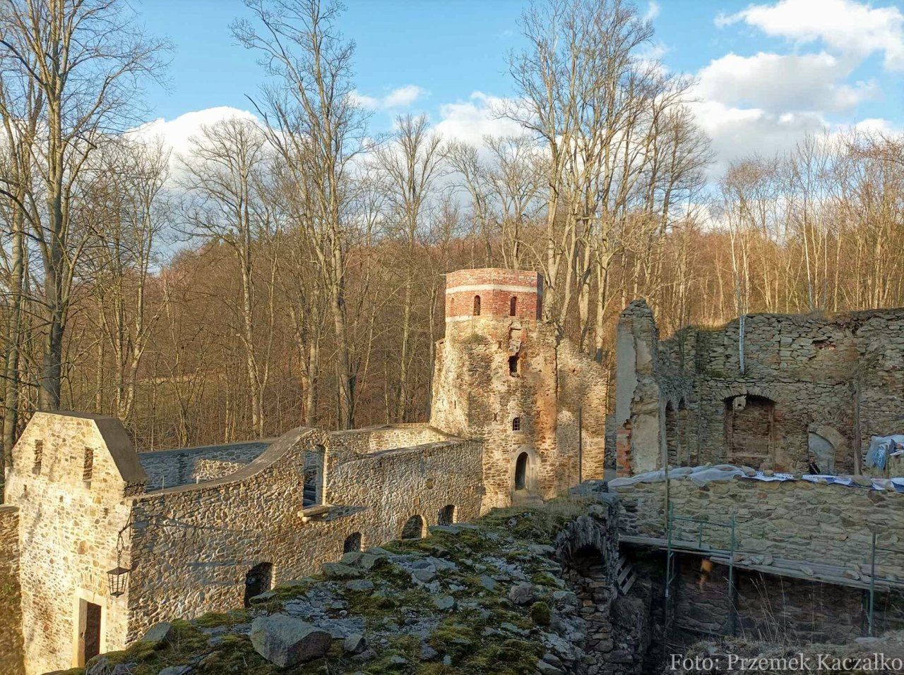 Gm. Leśna: Zamek Świecie powstanie jak Feniks z popiołów. Pasjonaci historii odbudowują kamień po kamieniu
