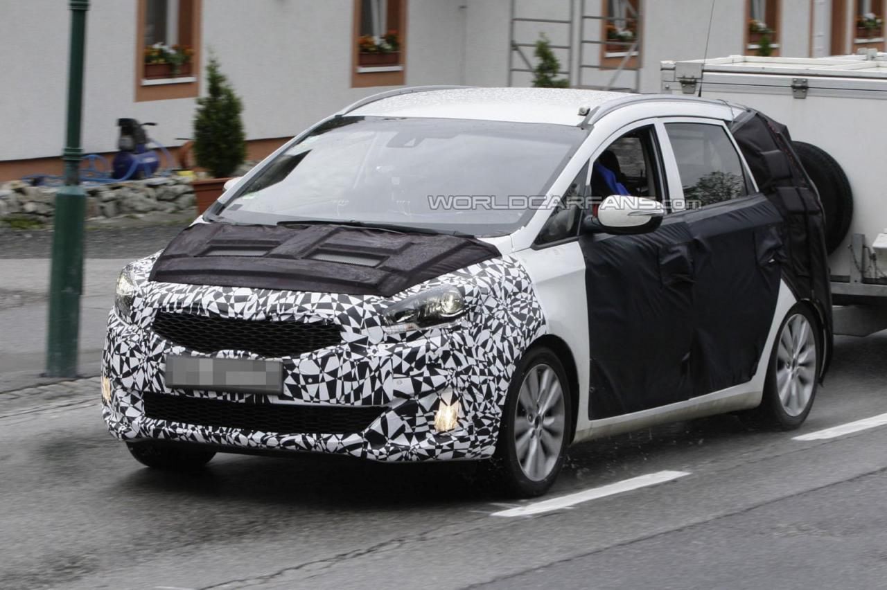 Kia Rondo - zdjęcia szpiegowskie (fot: Automedia via World Car Fans)