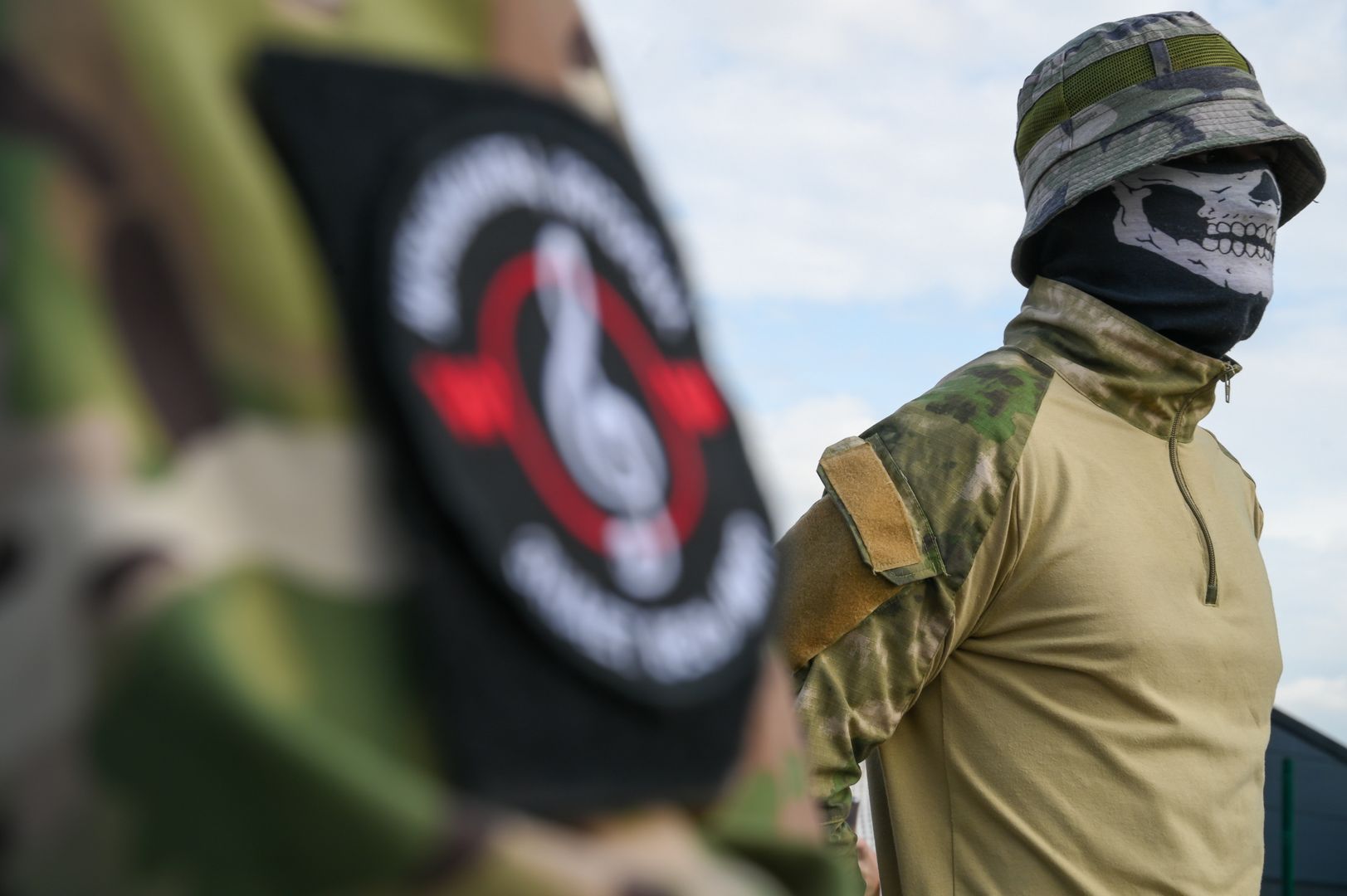 A man dressed in military uniform stands at an informal memorial next to the former 'PMC Wagner Centre' in St. Petersburg, Russia, 24 August 2023. An investigation was launched into the crash of an aircraft in the Tver region in Russia on 23 August 2023, the Russian Federal Air Transport Agency said in a statement. Among the passengers was Wagner chief Yevgeny Prigozhin, the agency reported. EPA/ANTON MATROSOV Dostawca: PAP/EPA.