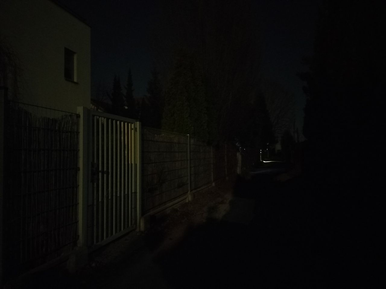 Fotografia nocna w trybie Zdjęcie i UltraNight (po prawej).