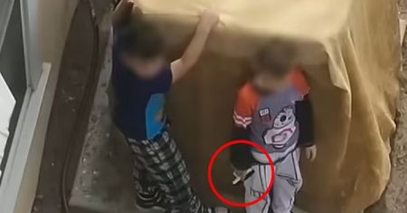 Dzieci z bronią w ręku. Policja nie miała wyjścia