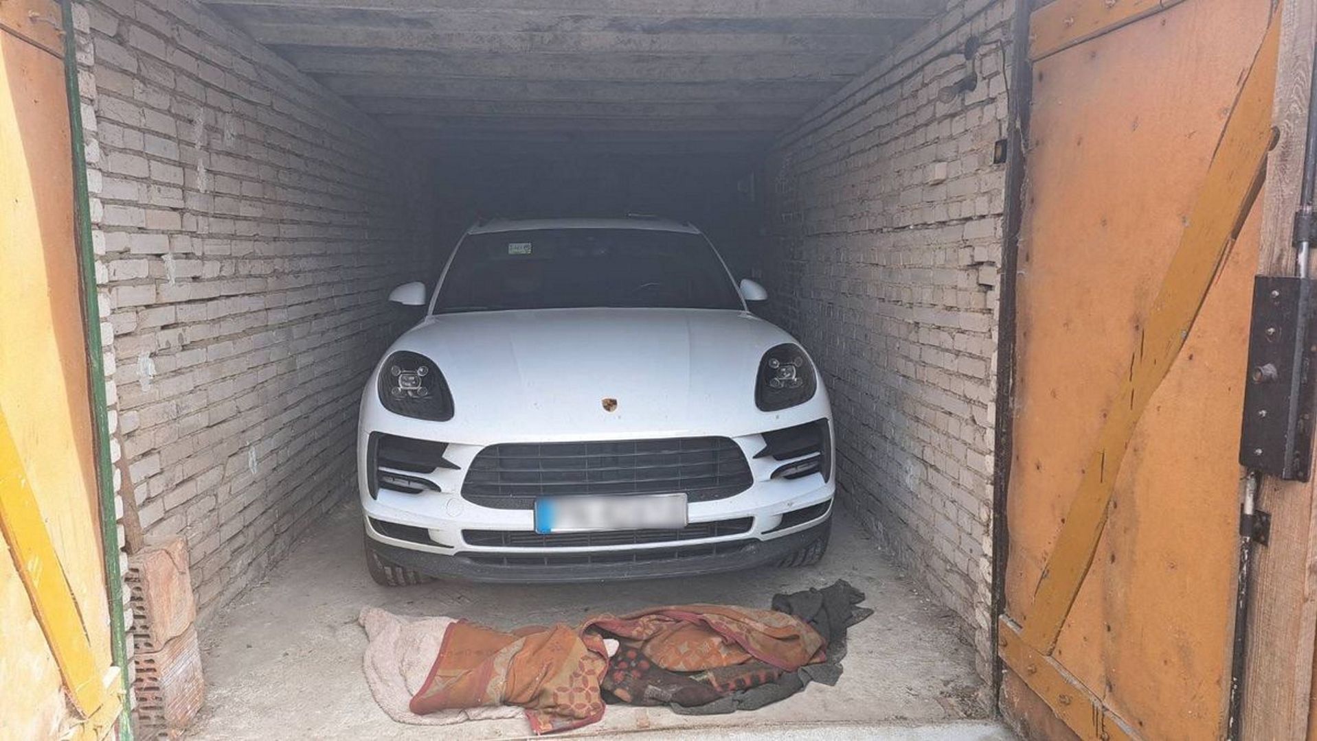 Sprawdzili garaż na terenie Człuchowa. Sprawcy ukryli Porsche pod kocami