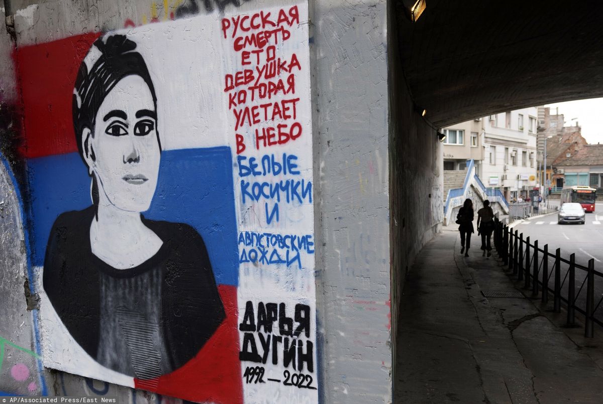 Mural upamiętniający Darię Duginę w Belgradzie (AP Photo/Darko Vojinovic)
AP