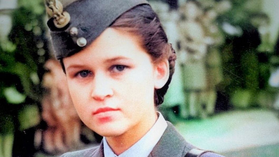 Na zdjęciu widzimy Marię Barr, córkę polskiego pułkownika, wdowę po brytyjskim pilocie polskiego pochodzenia.