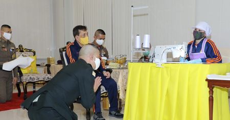 Dowódca armii padł na kolana. Zdjęcia z Tajlandii obiegły świat