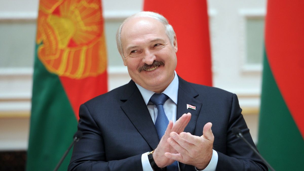 arch17
Belarus' President Alexander Lukashenko applauds during a signing ceremony with his Chinese counterpart Xi Jinping in Minsk on May 10, 2015. Xi Jinping is on his three-day visit to Belarus. AFP PHOTO / SERGEI GAPON
SERGEI GAPON