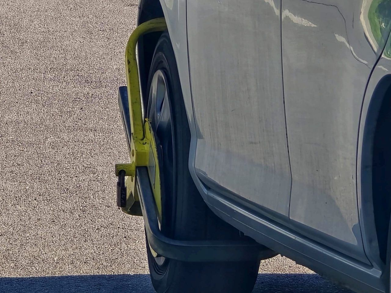Z ulicy zrobili parking. Do akcji wkroczyła straż miejska