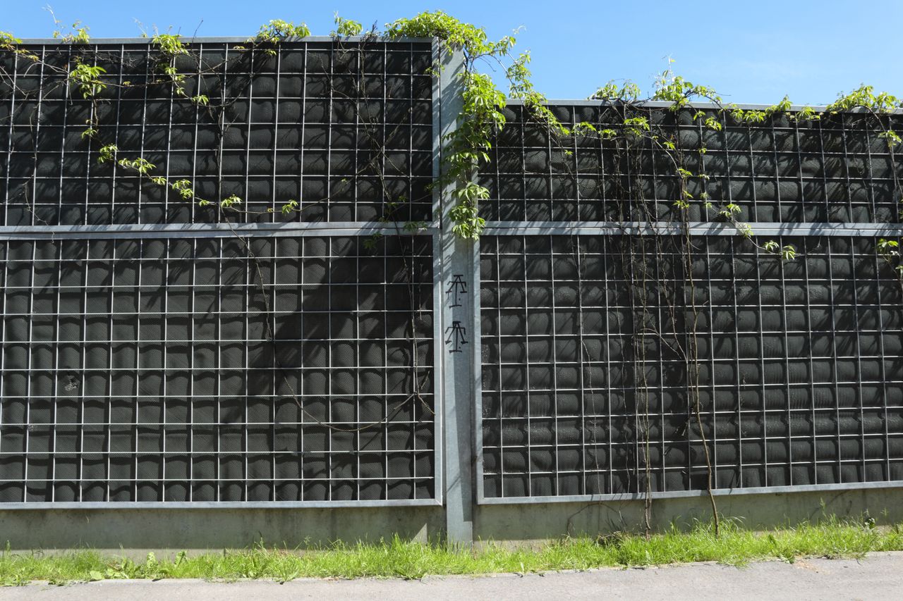 Nowy Sącz: Mieszkańcy ul. Bema chcą ekranów akustycznych. Ich domy znajdują się zaraz obok torów kolejowych. Odbyła się wizja lokalna