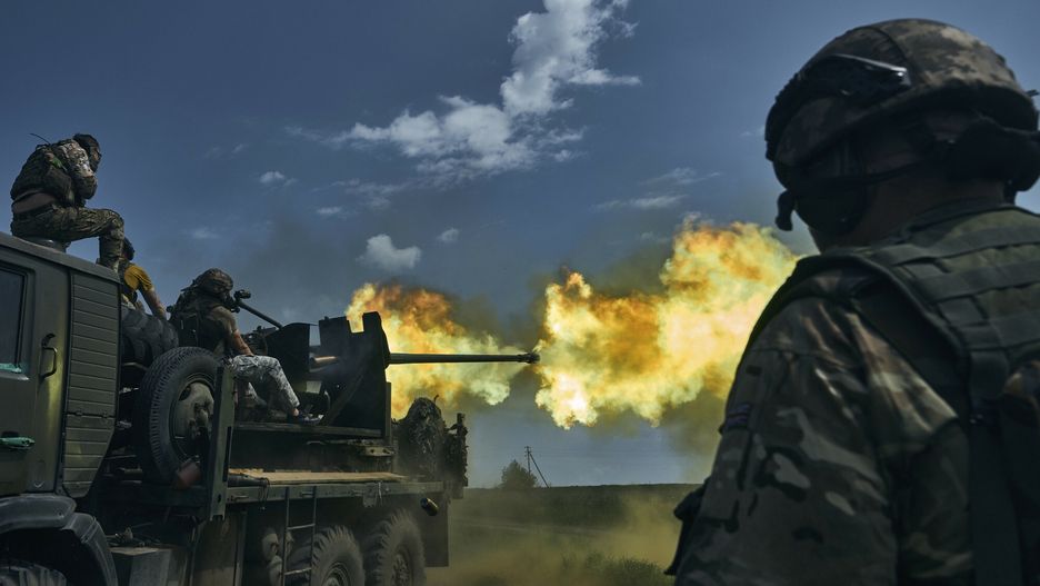 Wojna w Ukrainie - walki w obwodzie donieckim
Ukrainian soldiers fire a cannon near Bakhmut, an eastern city where fierce battles against Russian forces have been taking place, in the Donetsk region, Ukraine, Monday, May 15, 2023. (AP Photo/Libkos)
LIBKOS