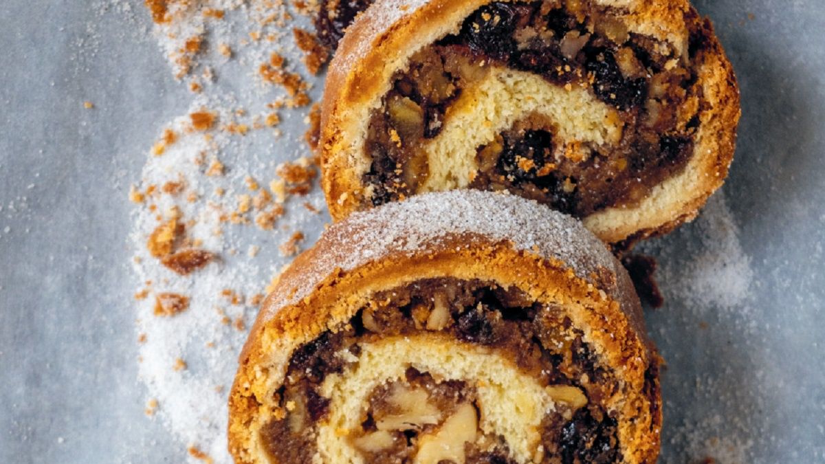 Rolada faszerowana orzechami włoskimi i rodzynkami 