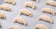 Rogaliki jak z PRL-u. Dodaj do ciasta 2 łyżki, a będą jak świeże kilka dni