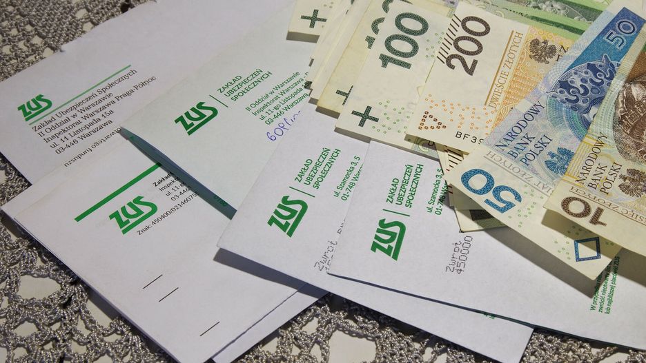 Stock Marek BazakPHOTO: ZOFIA I MAREK BAZAK / EAST NEWS 
N/z pisma z ZUS-u i pieniadze, banknoty o nominale 10, 50, 100, 200 zl.ZOFIA BAZAK