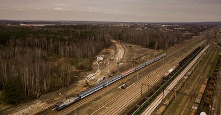 Śląskie. Coraz bliżej podróż koleją do lotniska w Pyrzowicach. Prace przyspieszają
