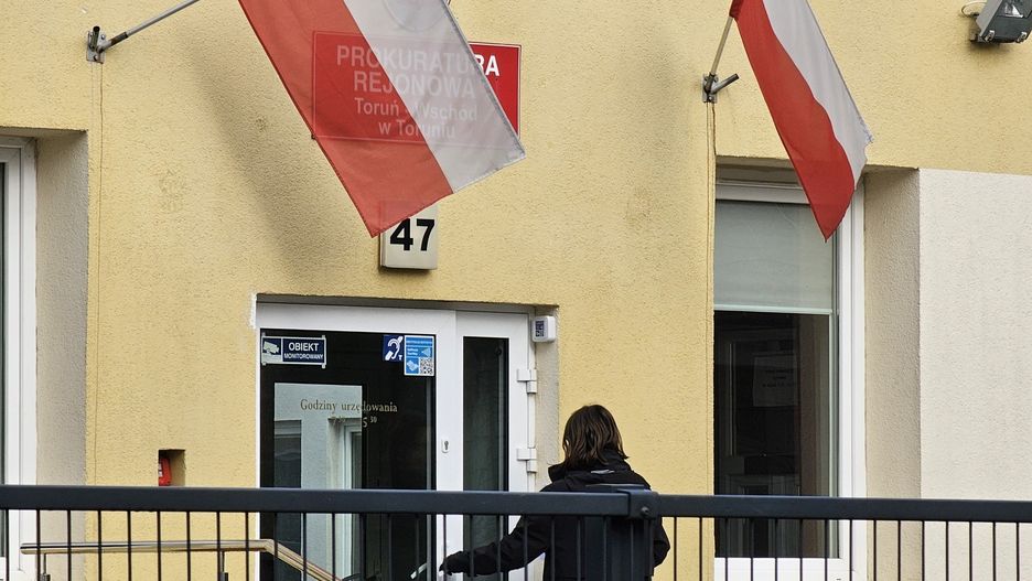 W niedzielę, 3 sierpnia br., Grupa Reagowania - Anioły Dzieciom dokonała obywatelskiego zatrzymania w Chełmży tego 43-letniego mężczyzny. Przez blisko dwa lata miał dziewczynce w wieku 10-12 lat przesyłać pornografię i prowadzić z nią szokujące rozmowy. Łukasz S., 43-letni mężczyzna z wyższym wykształceniem usłyszał już zarzuty. Dochodzenie prowadzi Prokuratura Rejonowa Toruń Wschód.