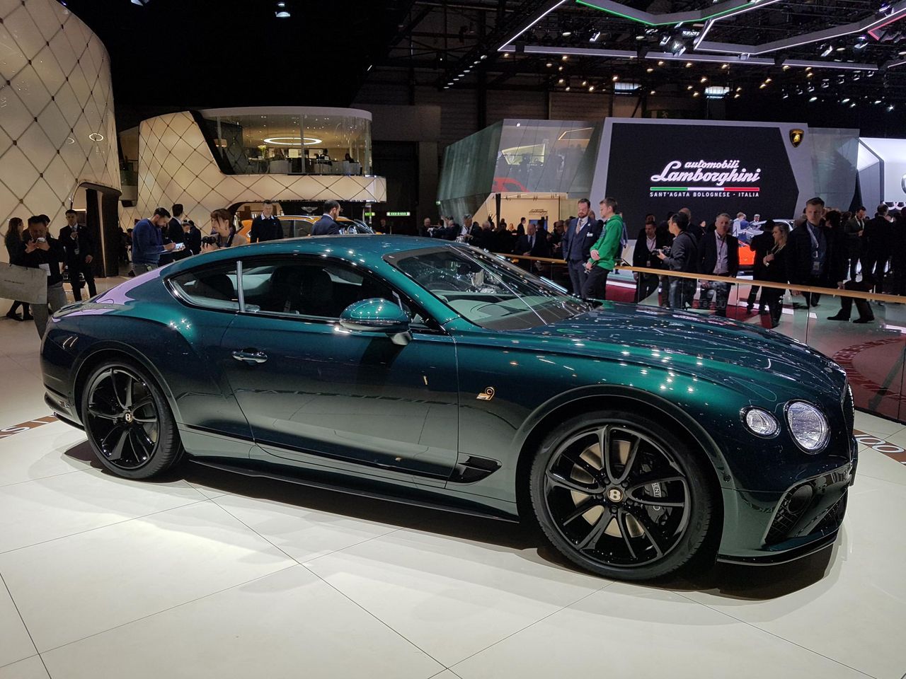 Szlachetny Bentley Continental z numerem 9. W środku 18-karatowe złoto