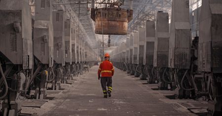 Koniunktura w przemyśle poprawia się trzeci miesiąc z rzędu. Nowy raport SGH