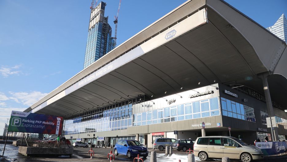 Warszawa. Na Dworcu Centralnym doszło do awarii hydrantu