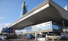 Warszawa. Awaria hydrantu na Dworcu Centralnym. Wodę usunięto