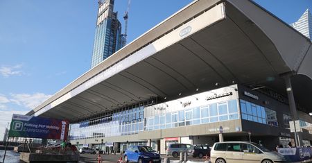 Warszawa. Awaria hydrantu na Dworcu Centralnym. Wodę usunięto