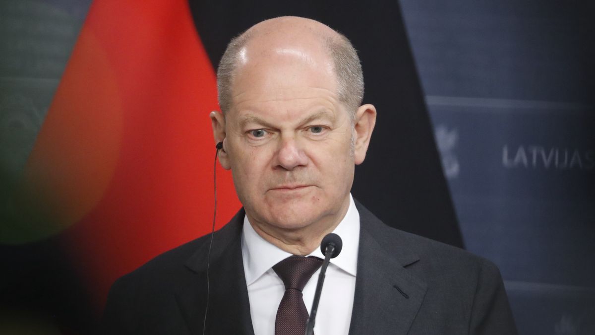 German Chancellor Olaf Scholz attends a a joint press conference the meeting in Riga, Latvia, 06 May 2024. German Chancellor Olaf Scholz visited Latvia for meetings with the Prime Ministers of three Baltic states, Latvian Prime Minister Evika Silina, Lithuania's Ingrida Simonyte and Estonia's Kaja Kallas. This so-called '3+1' format has become a tradition in which the leaders of the Baltic states discuss current issues with the German chancellor. The heads of government discussed security and defense issues, topical issues of the European Union's agenda, support for Ukraine in the fight against Russian aggression, as well as economic cooperation and the development of regional projects in the fields of energy and transport. EPA/TOMS KALNINS Dostawca: PAP/EPA.