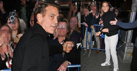 Odmieniony George Clooney rozdaje autografy po występie na Broadwayu. Fajna fryzura?