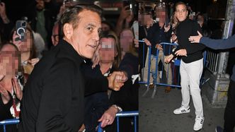 Odmieniony George Clooney rozdaje autografy po występie na Broadwayu. Fajna fryzura?
