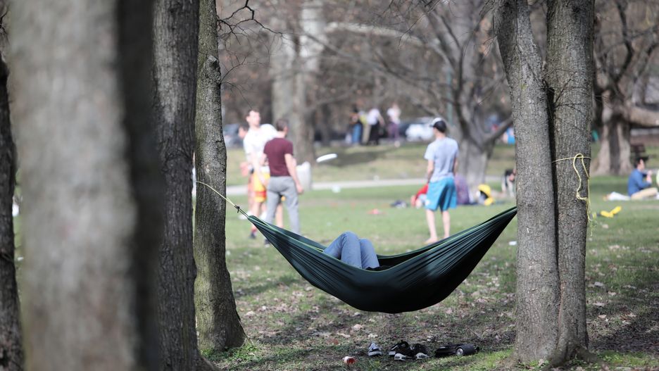 Warszawa, 11.04.2021. Wypoczynek mieszkańców stolicy na Polach Mokotowskich, 11 bm. Pogoda zachęca do wyjścia z domu i spędzania czasu na świeżym powietrzu. (aldg) PAP/Wojciech Olkuśnik