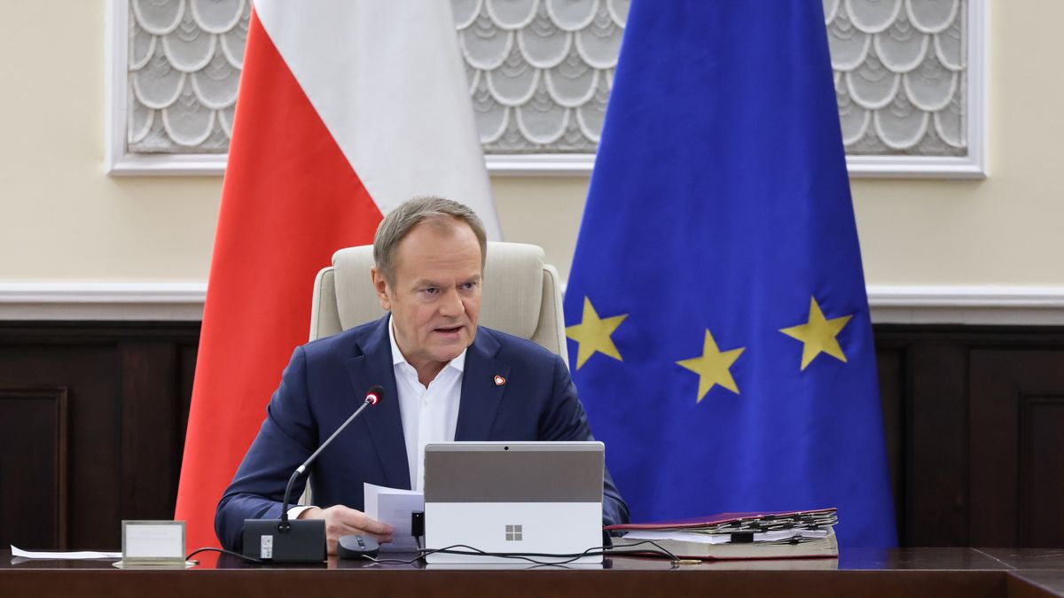 Warszawa, 11.02.2025. Premier Donald Tusk podczas posiedzena rządu w siedzibie Kancelarii Prezesa Rady Ministrów w Warszawie, 11 bm. Rada Ministrów ma się zająć m.in. projektem nowelizacji ustawy o współpracy rozwojowej umożliwiającym Bankowi Gospodarstwa Krajowego udzielanie pomocy rozwojowej poza krajem. (aldg) PAP/Albert Zawada