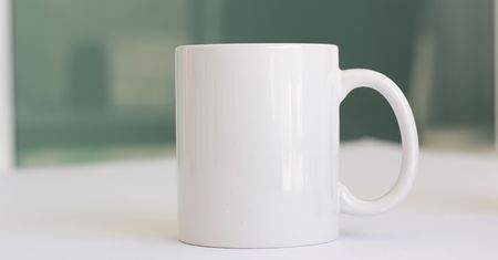 Wyjmij kubek z szafki i uratuj noże. Poznaj prosty i skuteczny trik